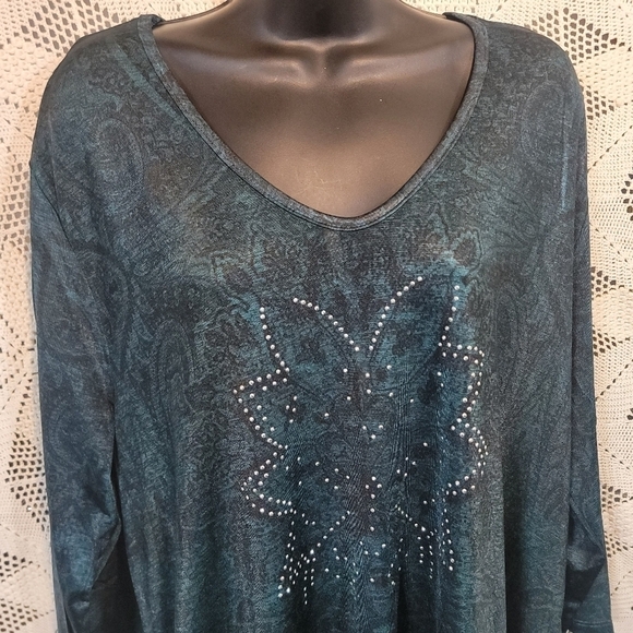 Exclusive one 2XL green and black blouse with embellishments. - Picture 10 of 13